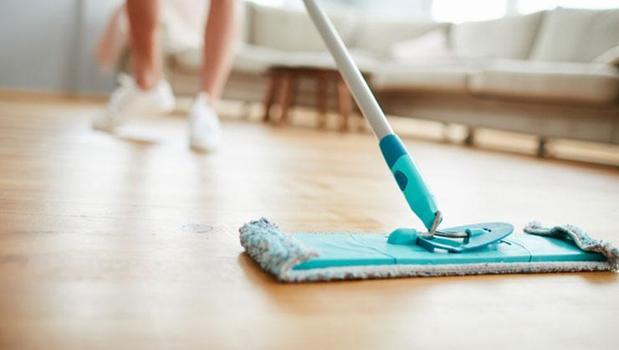 Matlaşan zeminler nasıl parlatılır? Çözümü herkesin mutfağında saklı)