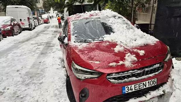 Çatıdan düşen kar kütlesi park halindeki otomobili ezdi)
