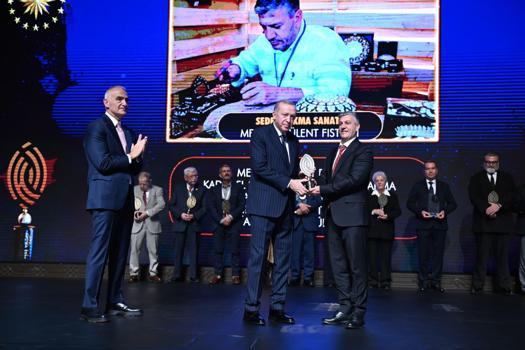 Yaşayan İnsan Hazineleri ve Özel Ödüller sahiplerini buldu! Bakan Ersoy: Bu milletin bağrından daha nice insan hazineleri çıkacak!)