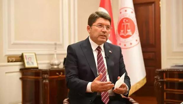 Bayrak provokasyonu cezasız kalmadı! Adalet Bakanı Tunç: 14 kişi gözaltına alındı)