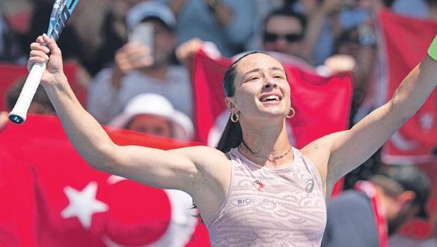 Arkanda bayrak yanında Türkiye! Zeynep Sönmez teniste tarih yazıyor)