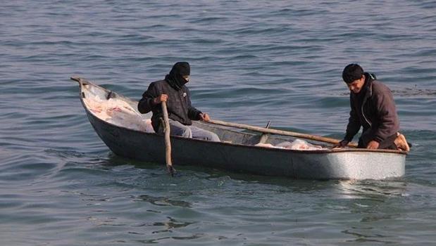 Terör örgütü YPG engel olamadı! Yardımlar sudan götürüldü)