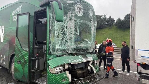 Konyaspor U-19 futbol takımını taşıyan otobüs kaza yaptı; 3 yaralı)
