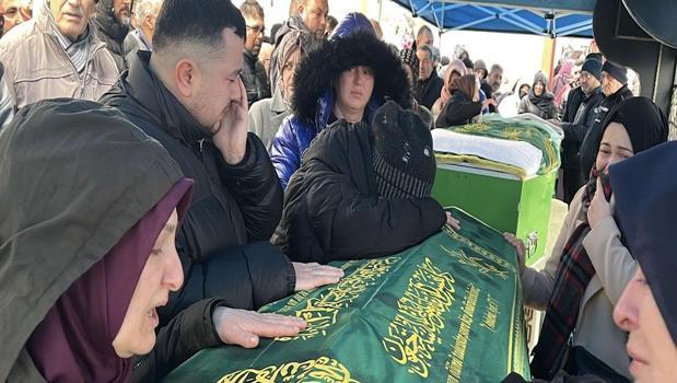 Burdur'daki kazada ölen aynı aileden 4 kişi toprağa verildi)