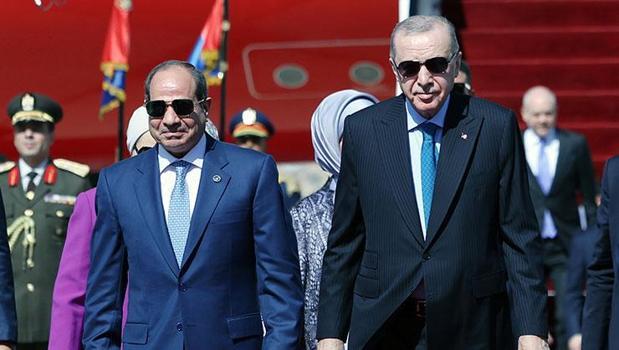 Cumhurbaşkanı Erdoğan, Mısır'da resmi törenle karşılandı!)