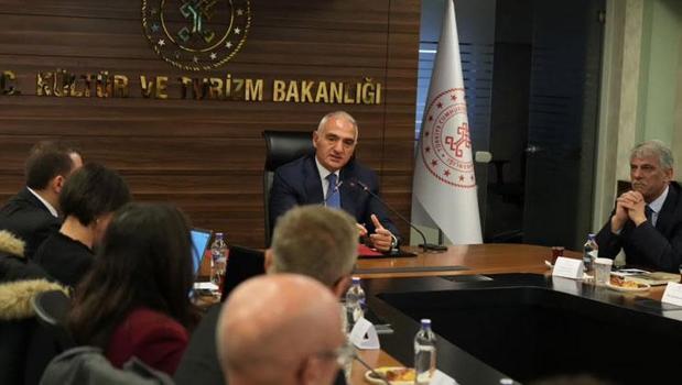 Bakan Ersoy'dan dijital turizm mesajı)