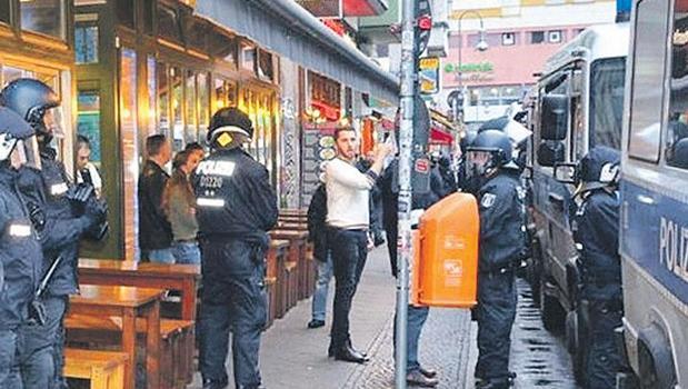 Yunan yolcu Türk kondüktörü öldürdü)