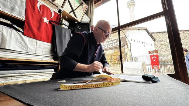 7 metrekare alanda 54 yıl geçirdi! Kaybolmaya yüz tutmuş mesleği yaşatmaya çalışıyor)