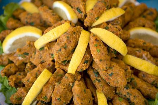 Asla dağılmayan mercimek köftesi tarifi! Uzun uzun yoğurmaya gerek yok)