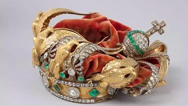 Louvre Müzesi, hırsızların kaçarken düşürdüğü tacı ilk kez paylaştı)