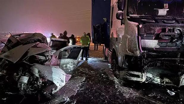 Feci kaza! TIR ile SUV araç çarpıştı: 4 kişi hayatını kaybetti)