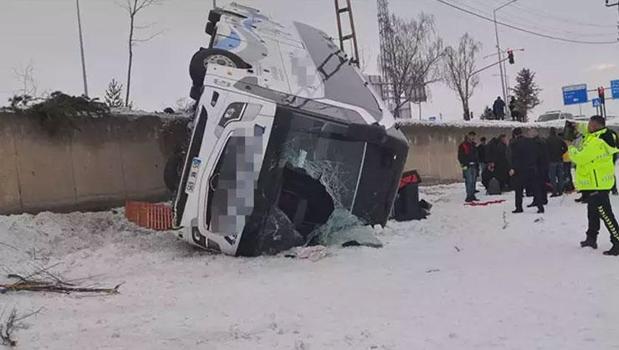 Ağrı'da otobüs devrildi: 16 yaralı)
