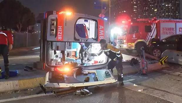 Kartal'da ambulans ile cip kafa kafaya çarpıştı: 2'si sağlık personeli 3 yaralı)