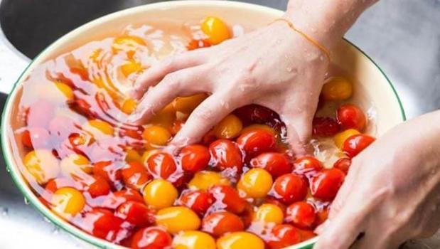 Meyve ve sebzelerdeki pestisiti arındırıyor! 1 litre suya 1 yemek kaşığı ekleyin!)