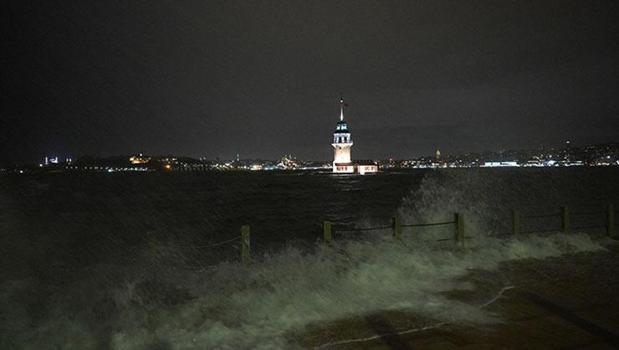 İstanbul için fırtına uyarısı! Valilik duyurdu: Bu saatlere dikkat)
