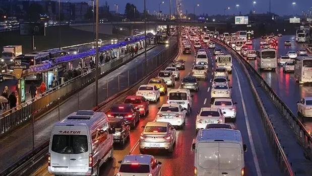 İstanbul’da trafik kırmızı alarm veriyor! Yoğunluk yüzde 87’ye ulaştı)