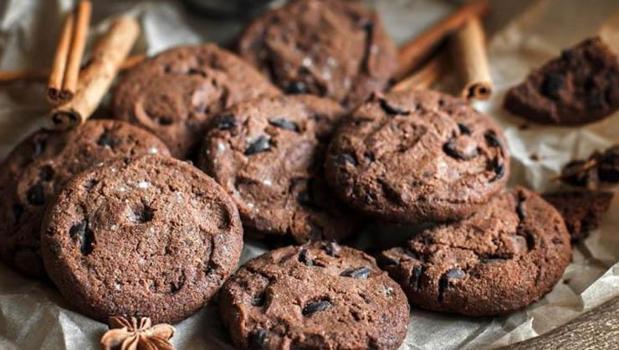 Taş gibi olmuş kurabiyeyi kurtarmanın sırrı! Üstüne 1 parça koymak yeterli oluyor)