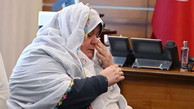 Kıyafetiyle hedef alınan Mihalgazi Belediye Başkanı Zeynep Güneş gözyaşlarını tutamadı)