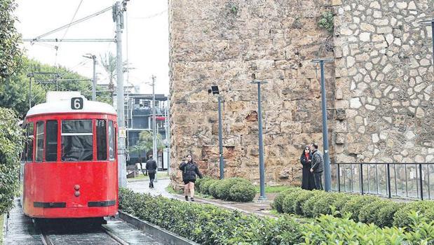 Kale kapısını zorlayan tramvay)