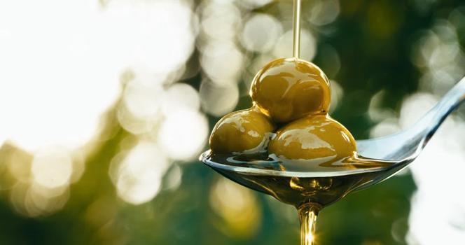 Bir yemek kaşığı zeytinyağı ve yarım limon: Gece içince vücutta ne değişiyor?)