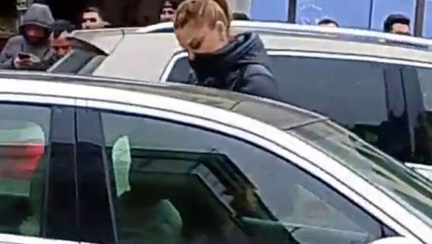 Arabasında dans eden kadın hastaneye yatırıldı)