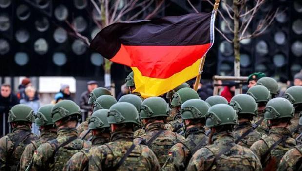 Alman ordusu düğmeye bastı! Tarihlerinde bir ilk)