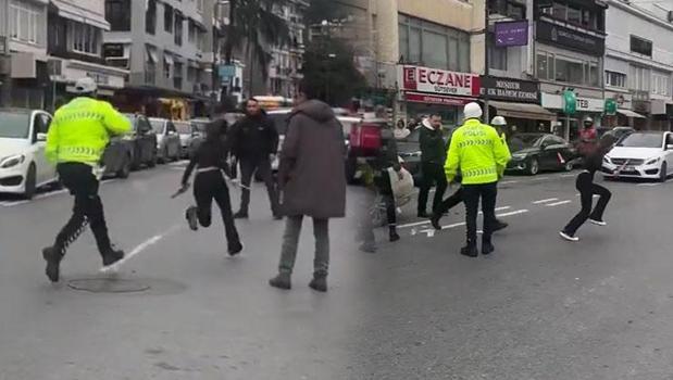 Bebek sahilinde akılalmaz anlar! Trafiği kapatıp dans etti, ruj sürdü)