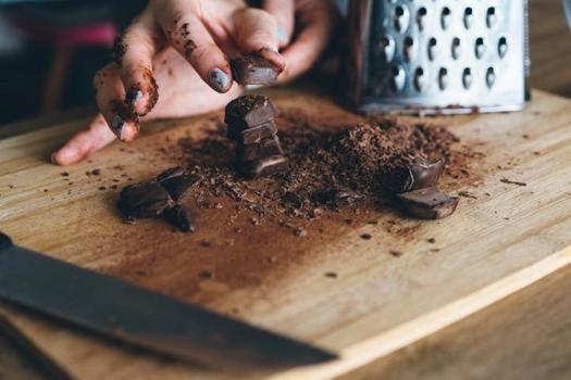 Dikkat: Severek tükettiğimiz çikolata ve kafein ikilisi reflü şikâyetlerinizi ciddi oranda artırabilir!)