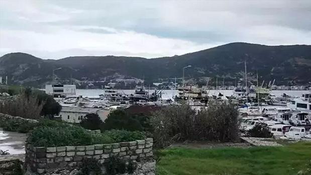 İzmir'in Foça açıklarında göçmen botu battı, 3 kişi hayatını kaybetti)