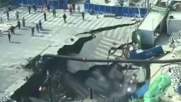 Dev çukur yolu yuttu! Metro inşaatında zemin böyle çöktü)