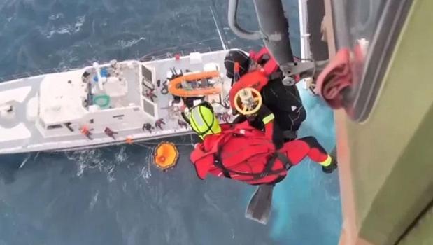 MSB duyurdu: İzmir açıklarında batan göçmen botundaki 2 kişi kurtarıldı)