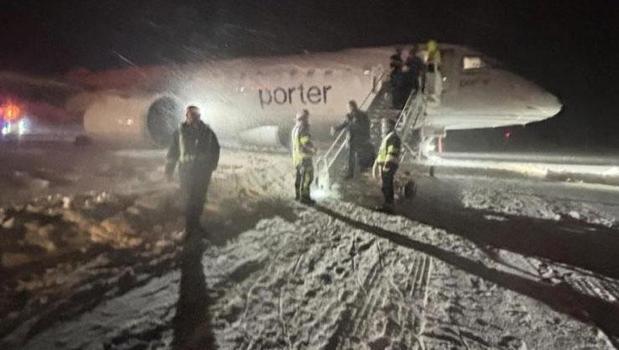 Korku dolu anlar! Yolcu uçağı karlı pistte kaydı)