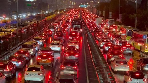 İstanbul'da trafik kilit! Yoğunluk yüzde 89'a çıktı)