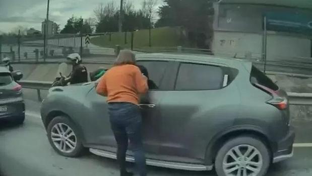 Kadın sürücüler trafikte birbirine girdi! Otomobilin camını yumrukladı, aynasını kırdı)