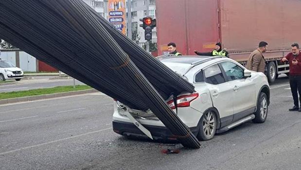 Ordu’da korku dolu anlar: İnşaat demirleri otomobile saplandı)