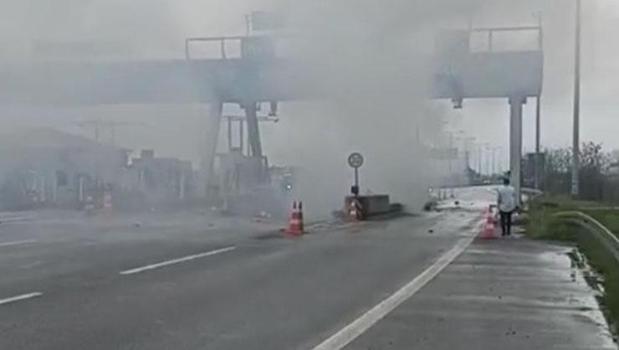 Gişelere çarpan otomobil alev aldı! Sürücü hayatını kaybetti)