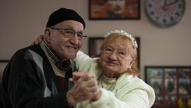 Minibüste başlayan aşkta ikinci bahar)