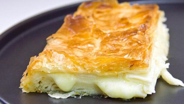 Hazır yufkayla su böreği yapabilirsiniz! Üstü nar gibi kızarıp çıtır çıtır oluyor, içi pamuk gibi kalıyor)