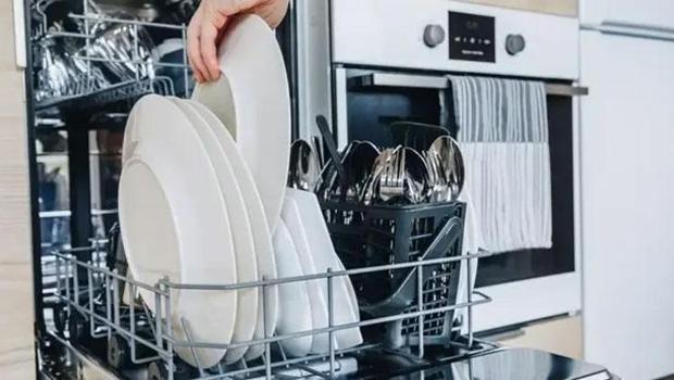 Bulaşık makinesi yerleştirirken herkes aynı hatayı yapıyor! Verimi yarı yarıya düşürüyor, o hatayı asla yapmamak gerekiyormuş!)