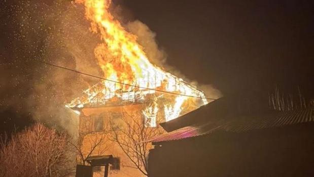 Gümüşhane'de korkutan yangın! Çöken binada yaşlı adamın cansız bedeni bulundu)