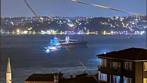 Sarıyer açıklarında kurtarılan gemi bu sefer İstanbul Boğazı’nda fırtınada savruldu)
