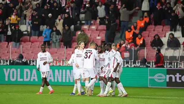 Samsunspor Skhendija'yı 4-0 mağlup etti)