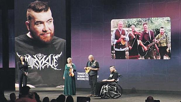 Sesini kaybeden müzisyene yapay zekalı ses klonu)