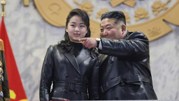 Veliaht iddiaları yeniden gündemde: Kim ve kızı Kim Ju Ae aynı karede poz verdi)