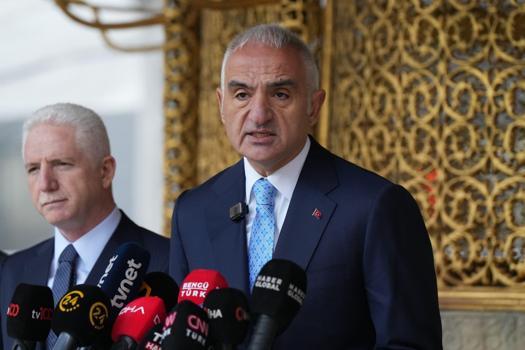 Bakan Ersoy açıkladı: Ayasofya’da süreç devam ediyor, Sultanahmet’te çalışmalar tamamlandı)