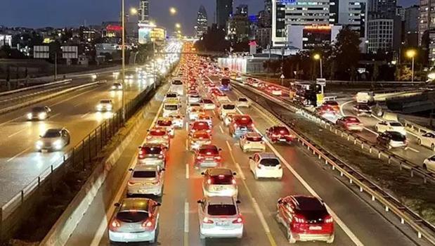 İstanbul'da iftar öncesi trafik kilit! Yoğunluk yüzde 89'a çıktı)
