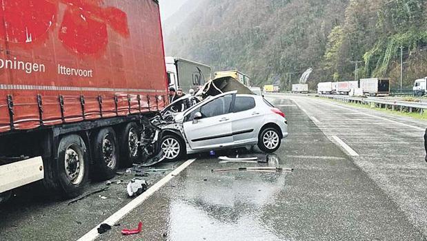 TIR'ın altında 2 can kaybı)