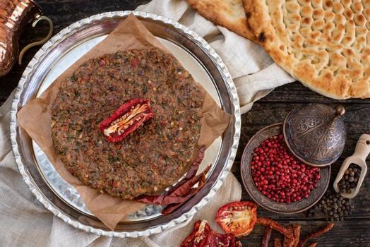 Şekil verme derdi yok, lezzeti damak çatlatıyor! Antakya'nın gözde yemeği: Tepsi kebabı tarifi)