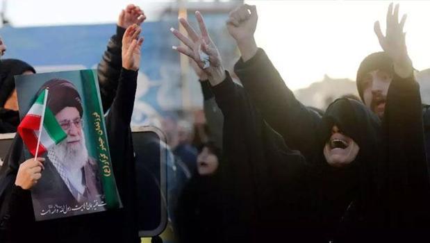 Hamaney'in ölümünden sonra neler yaşanıyor? İran'da halk sokaklara indi! İşte son durum...)