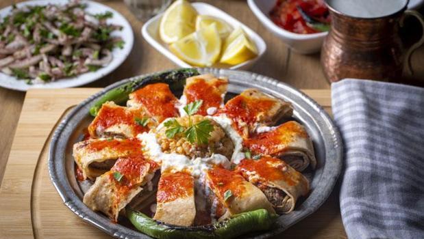 2 adet yufkası olan hemen denesin! Herkesin dibinde uyuyacağı beyti kebabı tarifi)